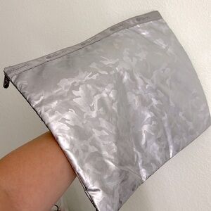 🖤NWOT💕LESPORTSAC silver camo pattern Big pouch bag